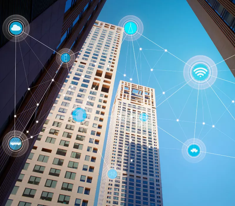 Vista hacia arriba de 2 edificios y hologramas de widgets de tecnología que los conectan